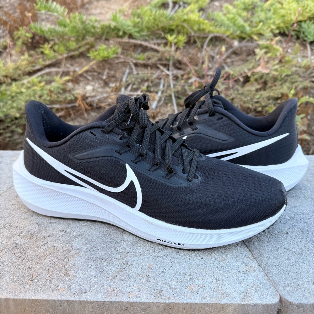 Nike Air Zoom Pegasus Black and White Athletic Shoes NWOT